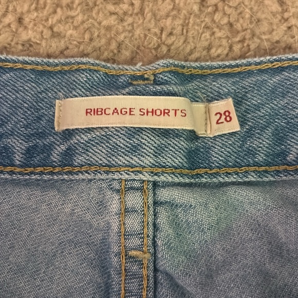 Levi’s Ribcage Shorts - Picture 2 of 3